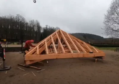 Fin de construction du kiosque dans le parc de l’abbaye de Moyenmoutier