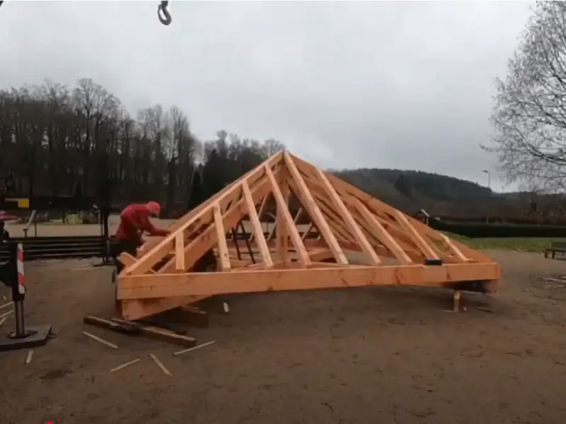 Fin de construction du kiosque dans le parc de l’abbaye de Moyenmoutier